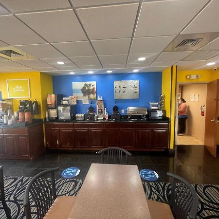 Days Inn & Suites By Wyndham Fort Pierce I-95 Экстерьер фото