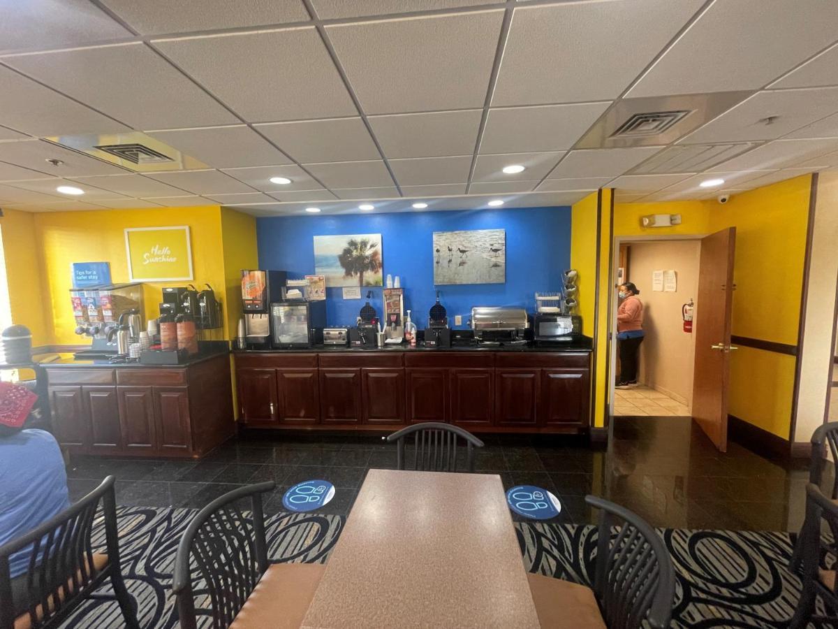 Days Inn & Suites By Wyndham Fort Pierce I-95 Экстерьер фото