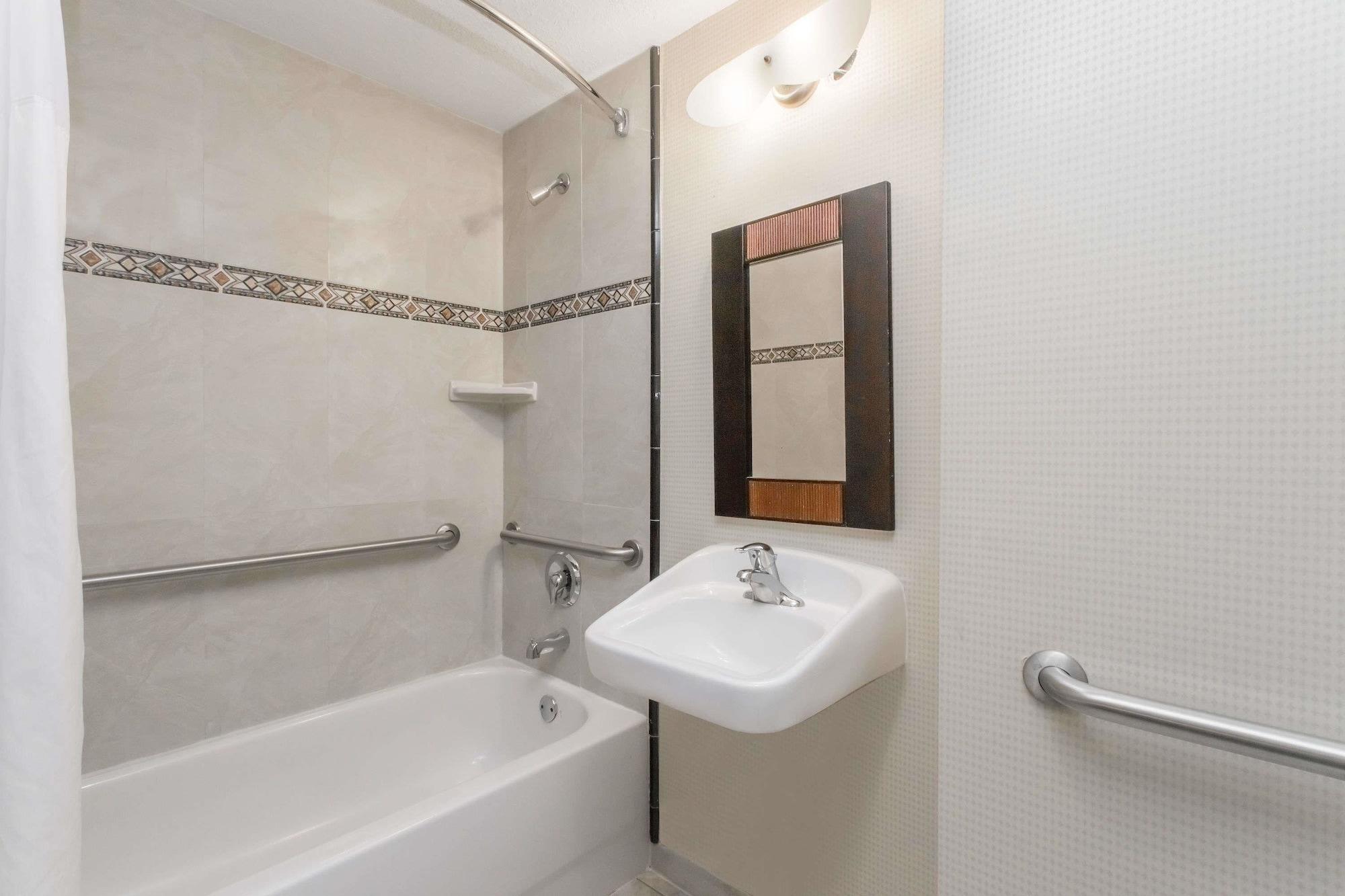 Days Inn & Suites By Wyndham Fort Pierce I-95 Экстерьер фото
