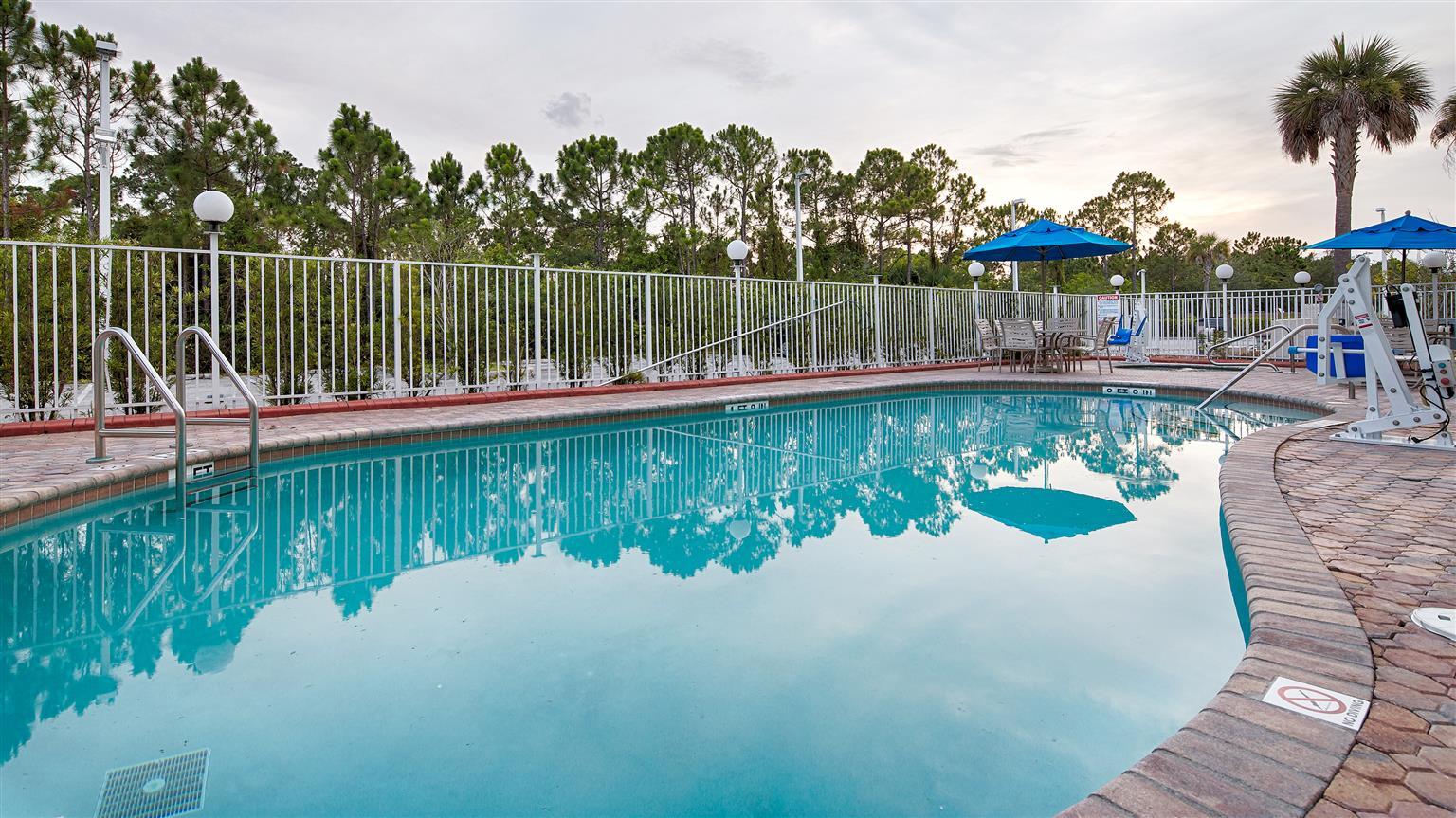 Days Inn & Suites By Wyndham Fort Pierce I-95 Экстерьер фото
