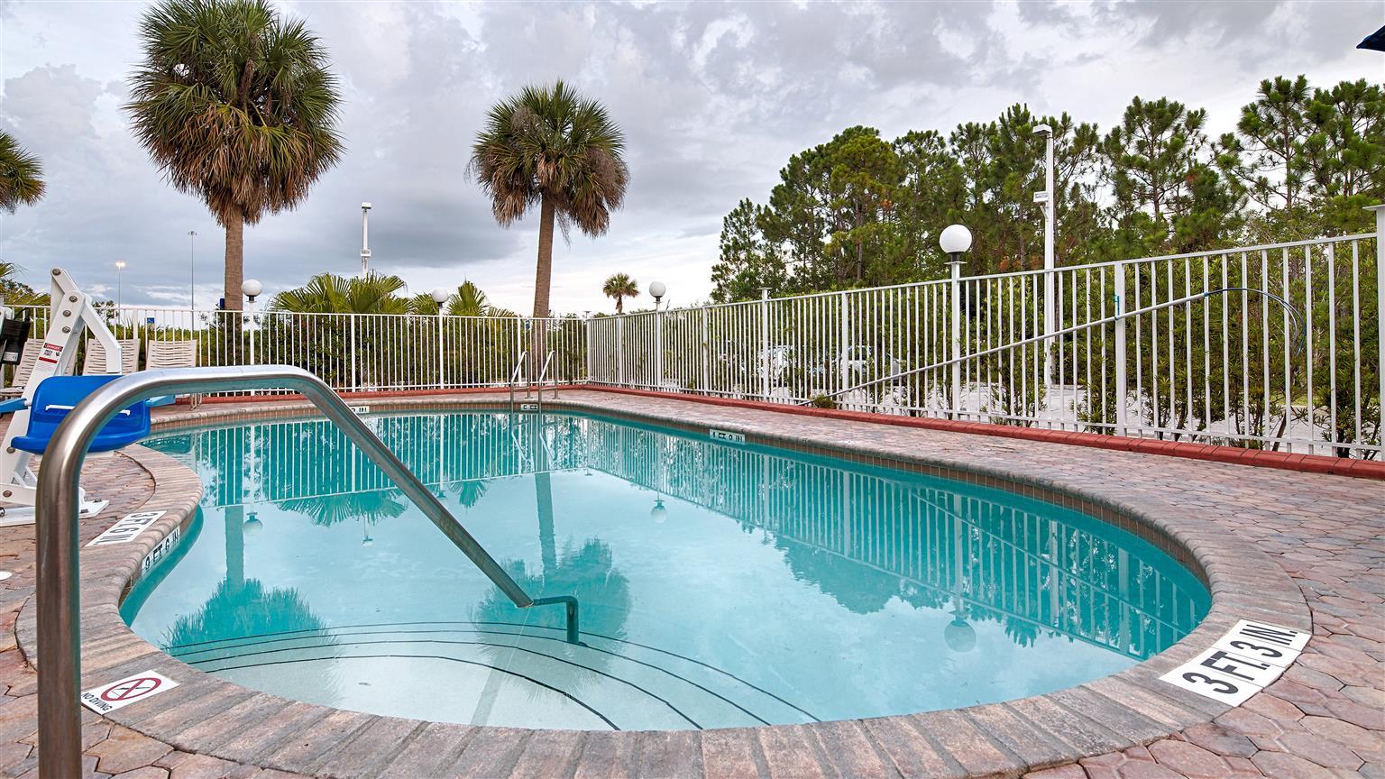 Days Inn & Suites By Wyndham Fort Pierce I-95 Экстерьер фото