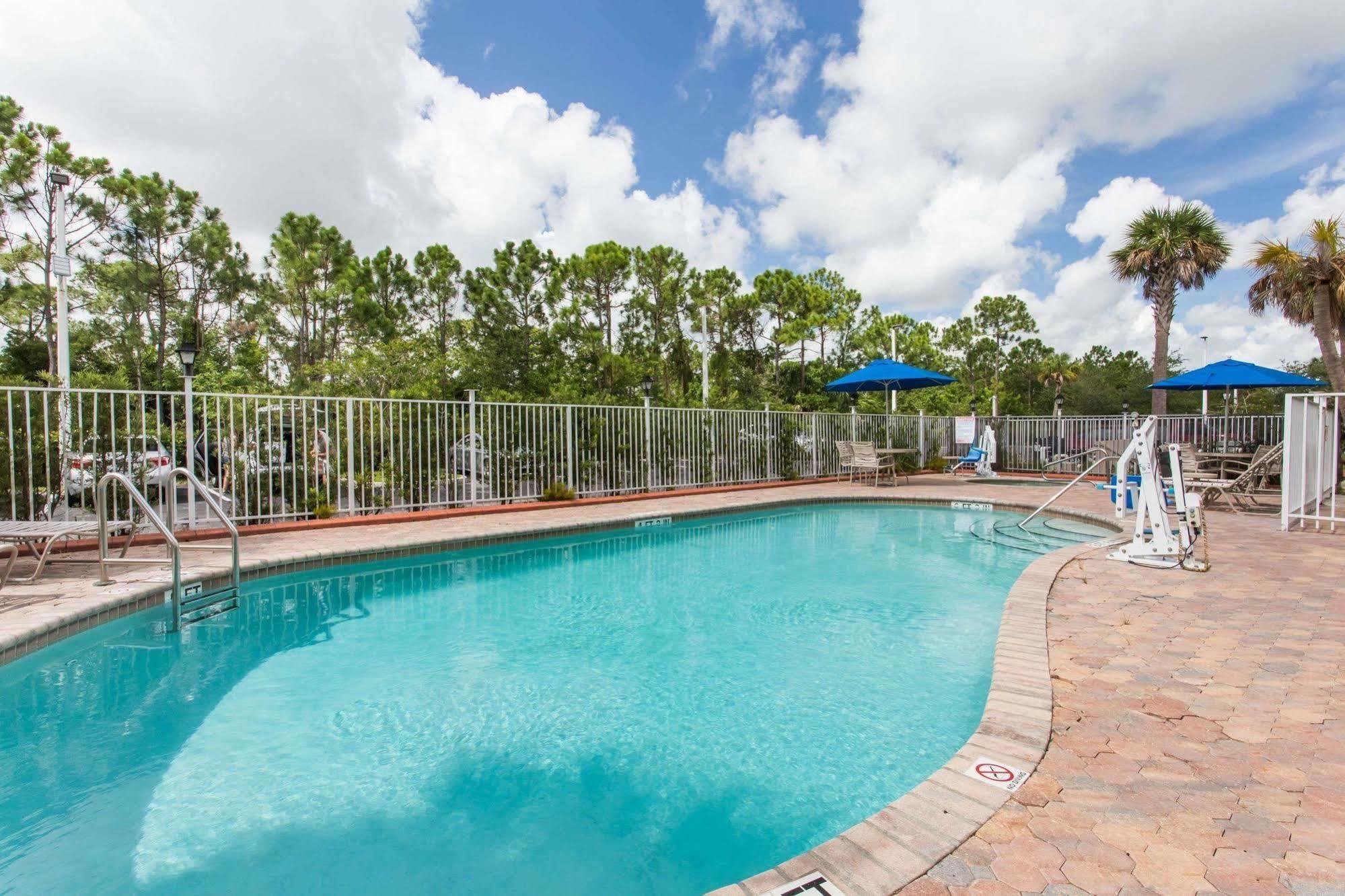 Days Inn & Suites By Wyndham Fort Pierce I-95 Экстерьер фото
