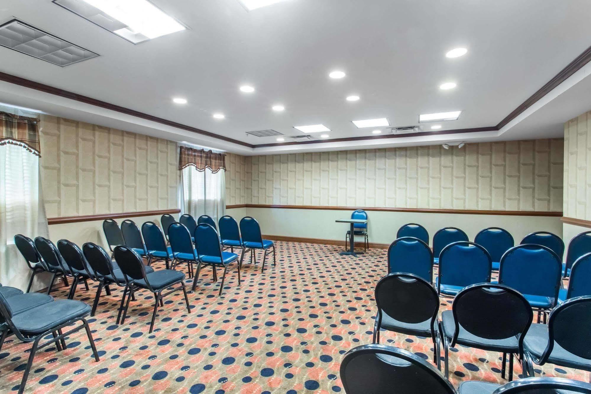 Days Inn & Suites By Wyndham Fort Pierce I-95 Экстерьер фото