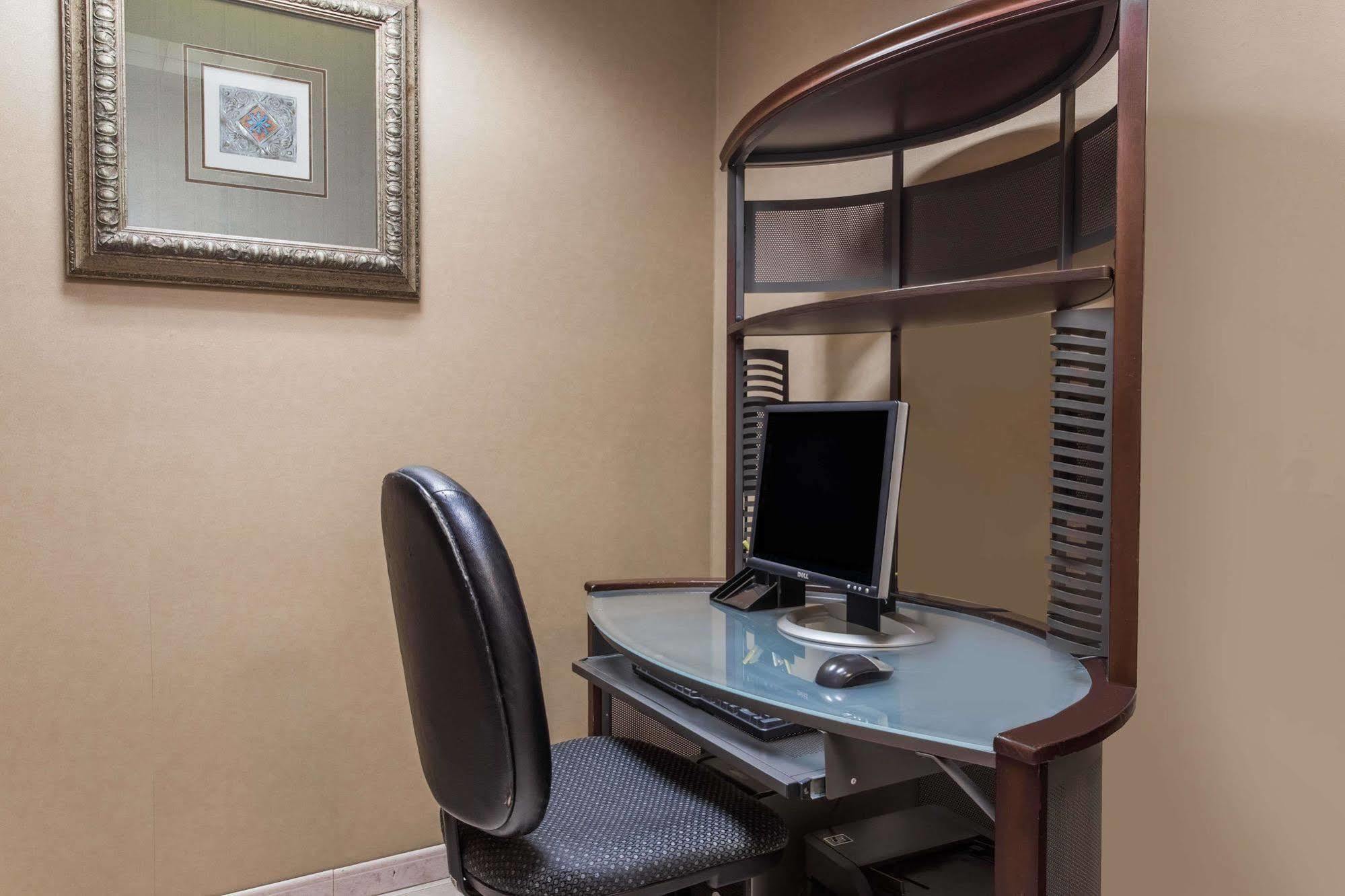 Days Inn & Suites By Wyndham Fort Pierce I-95 Экстерьер фото