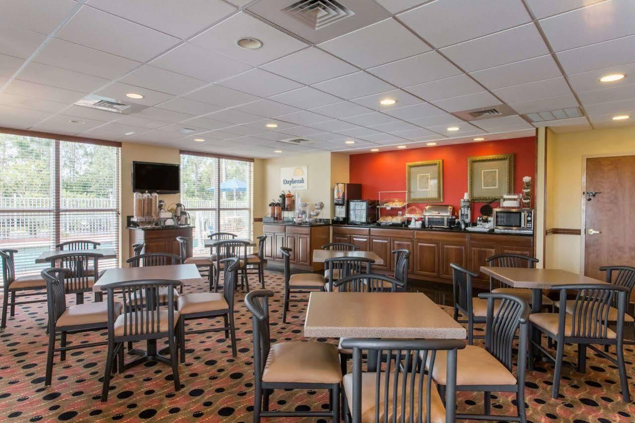 Days Inn & Suites By Wyndham Fort Pierce I-95 Экстерьер фото
